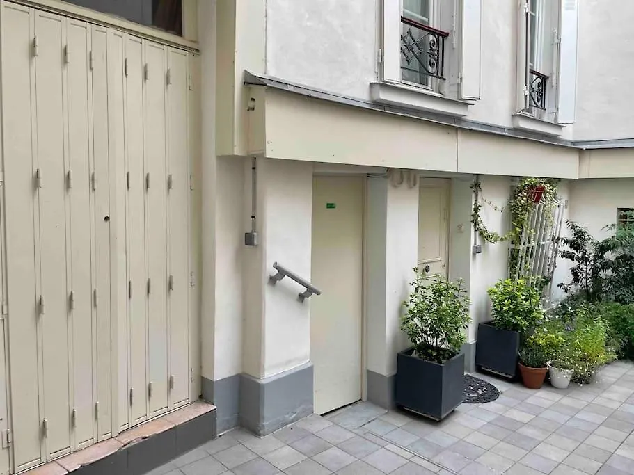 Superbe Studio Montmartre, Rue Des Abbesses パリ 0*,  フランス