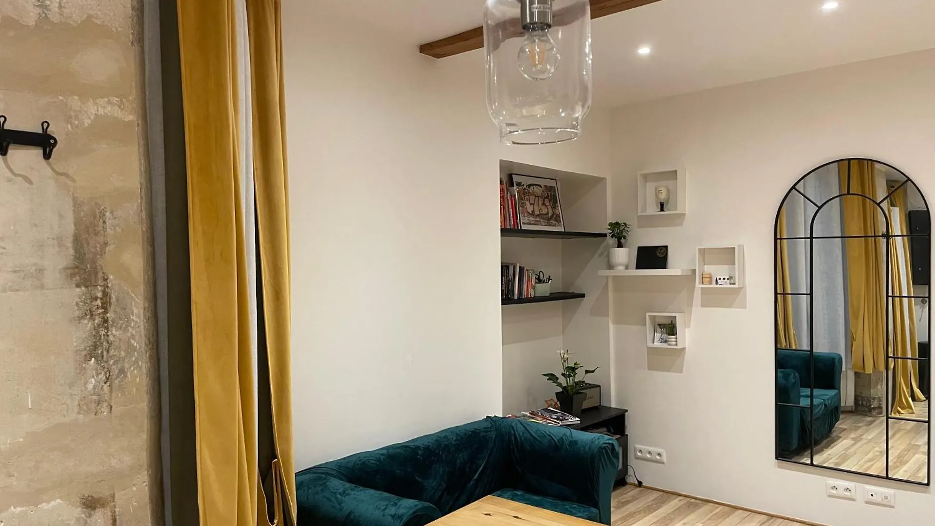 Superbe Studio Montmartre, Rue Des Abbesses パリ アパート